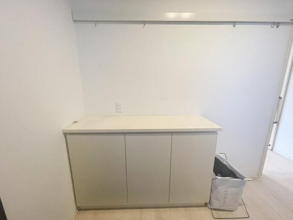 京が丘南4丁目　中古の玄関|シンプルなデザインの玄関収納が備わっています。空間をすっきりと演出するホワイトの仕上げです。玄関スペースが広く確保されています。収納力もあり整理整頓に便利です。壁面も有効活用しやすいレイアウトです。