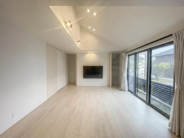 京が丘南4丁目　中古の居間・リビング|天井の照明が空間を立体的に演出しています。床材のカラーが落ち着いた雰囲気を醸し出しています。