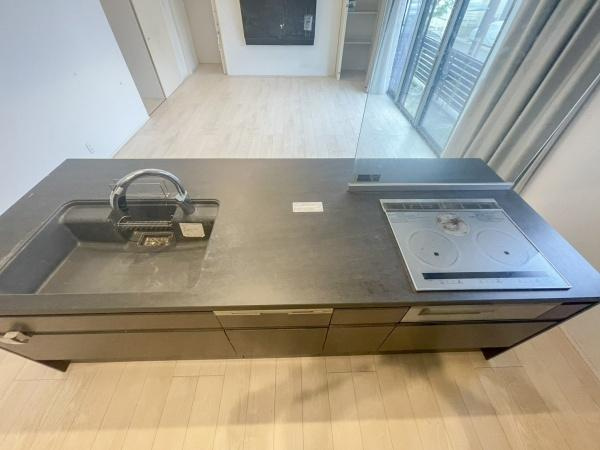京が丘南4丁目　中古のキッチン|天板は広々としており作業スペースが確保されています。
重厚感のある素材にもご注目ください。