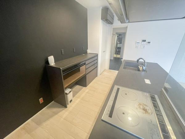 京が丘南4丁目　中古のキッチン|複数人で調理や片付けをしても、キッチンの幅が広く
作業もスムーズに出来そう。