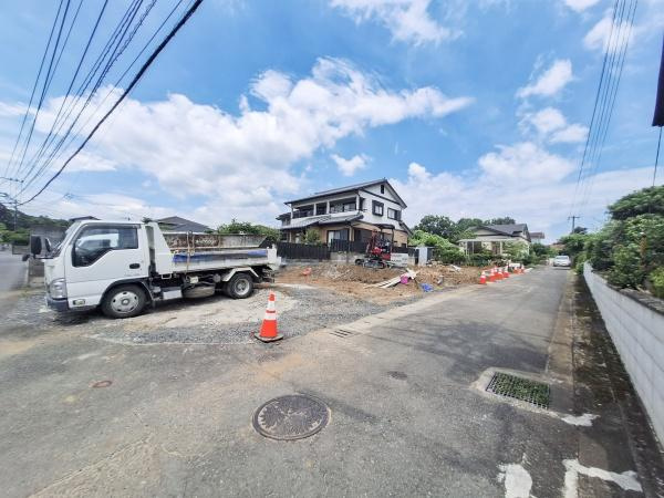 大字上野1期2号棟の前面道路含む現地写真|前面道路含む現地（2026年7月撮影）