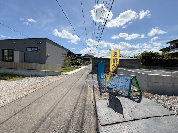 上野1期2号棟の前面道路含む現地写真|前面道路含む現地(2026年8月撮影)