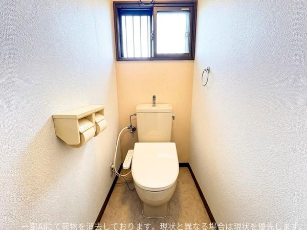 政所　中古のトイレ|窓付きで換気がしやすいトイレです。壁紙が明るく清潔感があります。ペーパーホルダーが二連仕様で便利です。コンパクトな空間設計となっています。