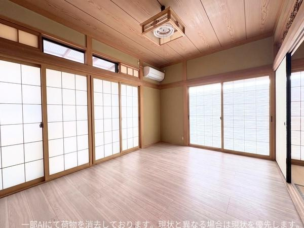 政所　中古の洋室|障子からやわらかな光が差し込む洋室です。木目調の天井と床が調和しシンプルな空間が広がっています。開放感のある大きな窓も印象的です。