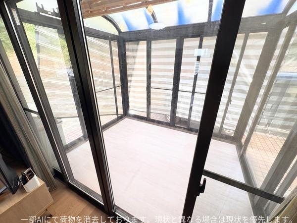政所　中古の内装|サンルームは開放感のあるガラス張りで明るい空間が広がります。天候を問わず快適に利用できる屋根付き設計です。窓を開けて換気もしやすくさまざまな用途に活用できます。