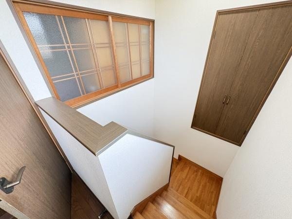 政所　中古の内装|木目調の建具が空間にあたたかみを与えています。収納スペースも確保されており使い勝手に配慮されています。