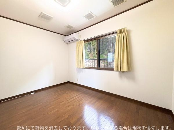 政所　中古の洋室|窓からやわらかな自然光が差し込む洋室です。床は木目調でお部屋全体が落ち着いた雰囲気となっています。シンプルな内装でコーディネートの幅が広がります。
