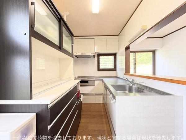 政所　中古のキッチン|広々としたキッチンは収納が充実しており整理整頓がしやすい設計です。採光のある窓から明るい光が差し込み清潔感のある空間が広がります。シンクや作業台がゆったりとしており家事も効率的に進められます。