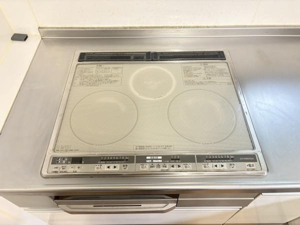政所　中古のキッチン|IHクッキングヒーターを採用した使い勝手の良いキッチンです。フラットなデザインでお手入れもしやすく、清潔な状態を保ちやすい仕様です。