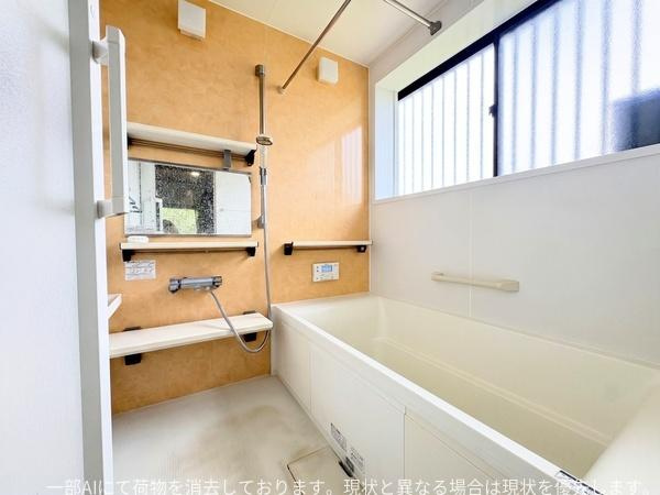 政所　中古の浴室|明るい色合いの壁面が特徴のバスルームです。窓から自然光が入り室内がすっきりとした印象です。清潔感のある浴槽と使いやすい棚が備え付けられています。