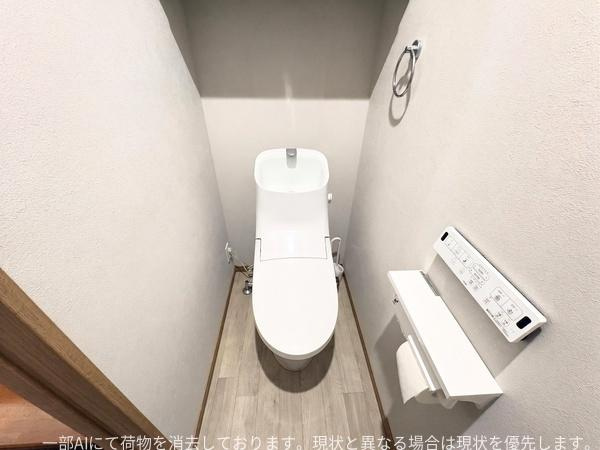 政所　中古のトイレ|シンプルで清潔感のあるトイレです。床材も明るめの色合いで空間に広がりを感じられます。手洗い一体型で使い勝手も考慮されています。