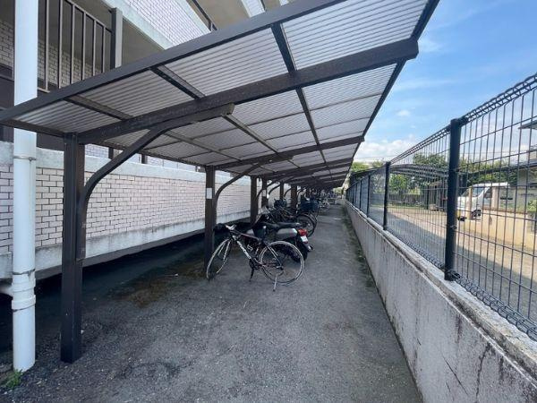 グレイス弐番館のその他共用部分|屋根付き駐輪スペースが設置されており大切な自転車やバイクを雨から守ることができます。敷地内に配置され利便性が高い点も特長です。ゆとりある設計で複数台の駐輪が可能です。