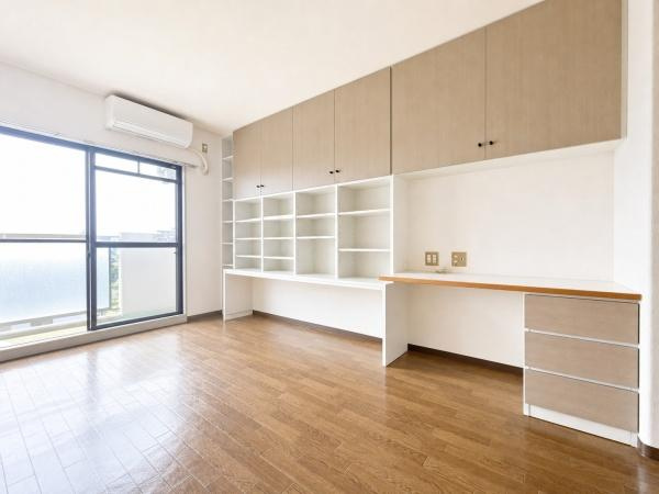グレイス弐番館の居間・リビング|大きな窓から光が差し込むリビングです。壁面収納が豊富でお部屋をすっきり使えます。エアコンも設置されていますので快適にお過ごしいただけます。デスクスペースも備えておりさまざまな用途に対応可能です。