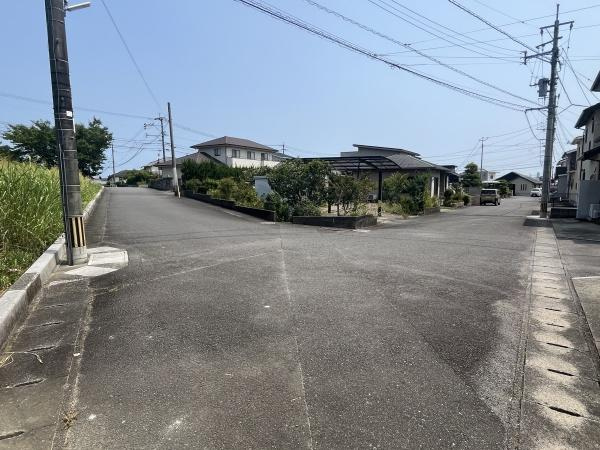 坂ノ市西一丁目　土地の前面道路含む現地写真|前面道路含む現地（2026年7月撮影）