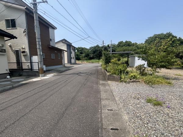 坂ノ市西一丁目　土地の前面道路含む現地写真|前面道路含む現地（2026年7月撮影）