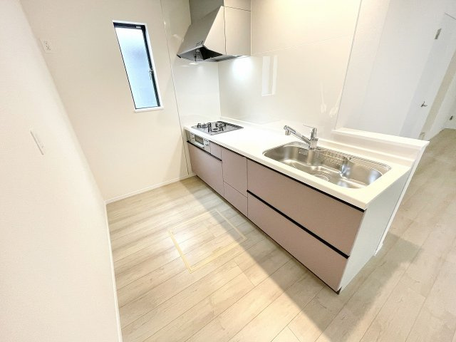 【キッチン】 | 富士見市水谷東1丁目　新築一戸建住宅　全4棟　(ふじみ野店) | 広いキッチンスペース。集中して家事に取り組める造りです。
