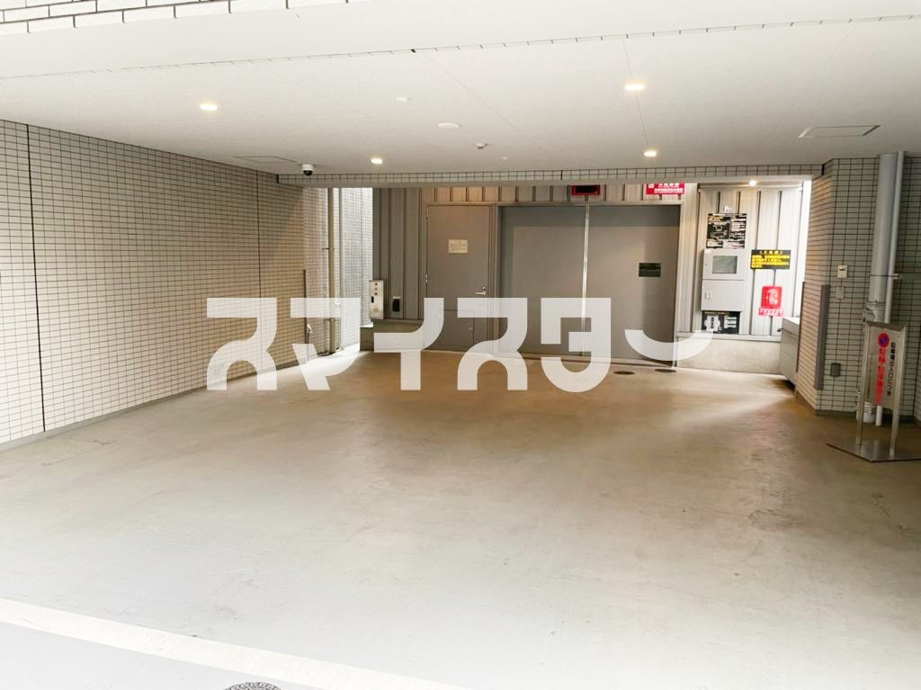 立川市曙町２丁目の賃貸マンションの駐車場