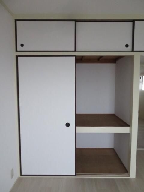 座間市ひばりが丘３丁目のアパートの収納