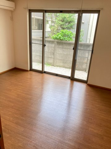 メープルコートの居間・リビング|★明るいフローリング調のお部屋です★
