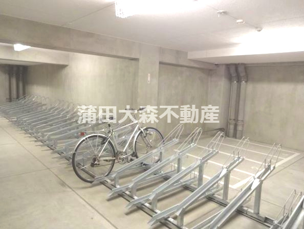 スカイコート品川パークサイドのその他共用部分|屋根付きラック式の駐輪場