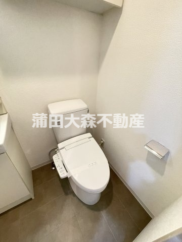 スカイコート品川パークサイドのトイレ|吊戸棚と温水洗浄便座付きのトイレ　