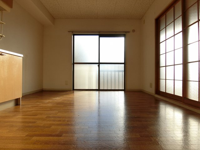 サンハイム千代田壱番館の居間・リビング