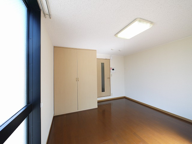 レオパレスイケダの洋室|明るい洋室です
