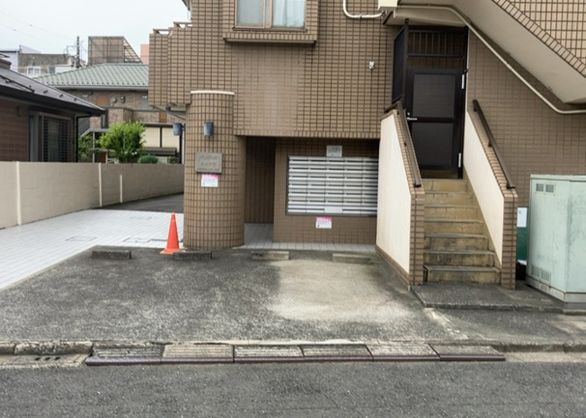 【外観】 | パレ・ドール八王子Ⅲ | 外観はマンション管理がされているかの目安になります。築年数が古いと、壁面は劣化してひび割れが生じることも！建物が古びていても細かいところが修繕されていると、きちんと管理されているなぁと感じるでしょう。