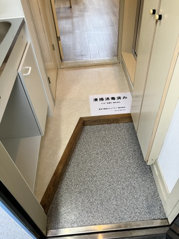 レオパレス千駄木B棟の玄関