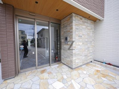メゾンアルモアーズのエントランス