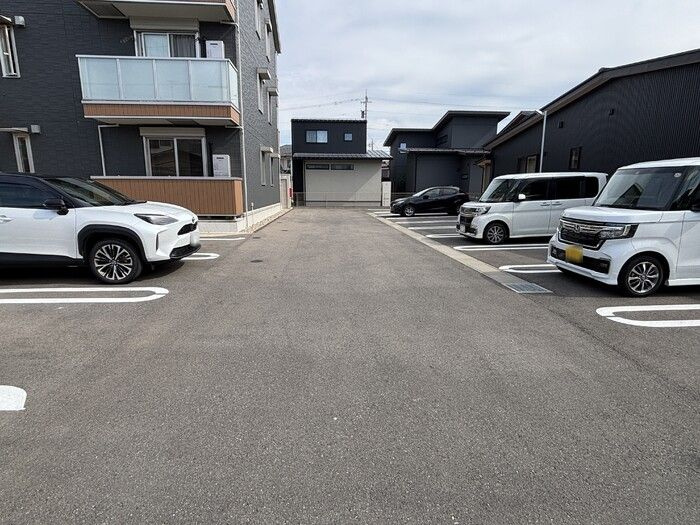 Luce Solare(ルチェ ソラーレ)の駐車場