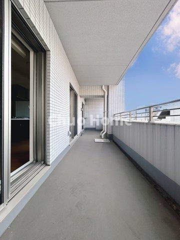 メインステージ錦糸町IXのバルコニー|【バルコニー】幅もあって、奥行きもあるゆとりのバルコニー。洗濯物を干したり乾かしたりだけでなく、ただ出てみるだけでも気持ちいいですよ。