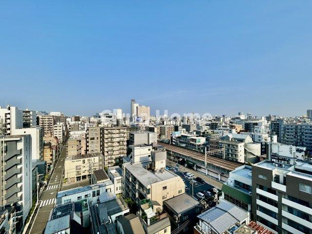 メインステージ錦糸町IXの展望|手を伸ばせば、ふれることが出来そうな環境が、そのままインテリアになったような印象です。その豊かな眺望にふさわしい空間には、通風・採光にも優れ、心地よい光と風があふれています