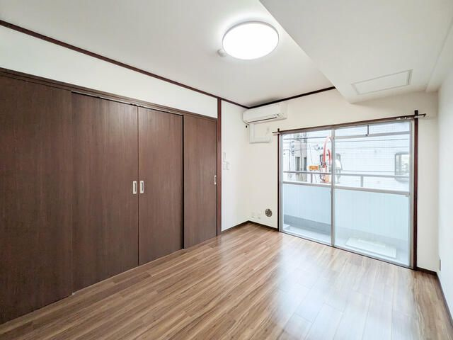 丸長ビルの寝室