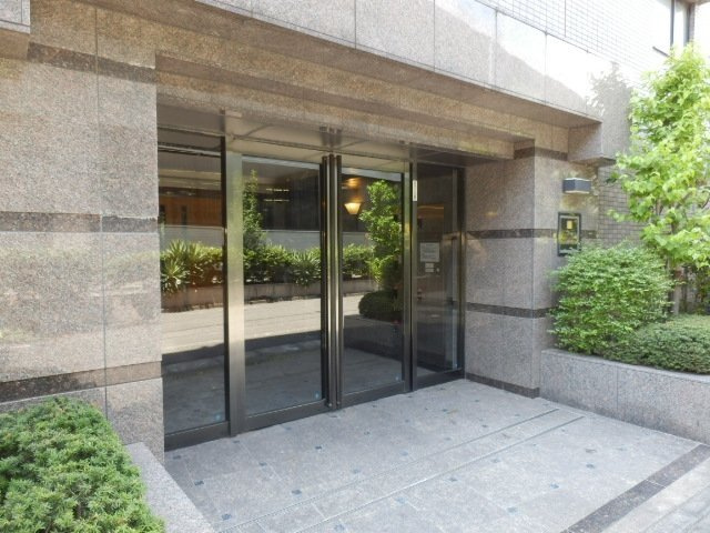 世田谷区経堂１丁目の賃貸マンションのエントランス