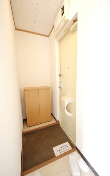 座間市ひばりが丘３丁目のアパートの玄関