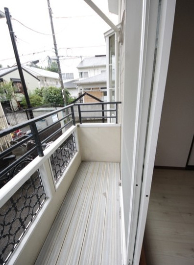座間市ひばりが丘３丁目のアパートのバルコニー