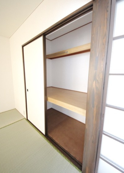 座間市ひばりが丘３丁目のアパートの収納