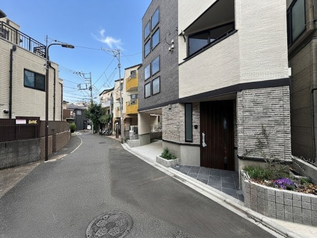 新宿区高田馬場3丁目 限定1棟の前面道路含む現地写真|南西側約4.0ｍ公道×隣地通路で角地感覚
