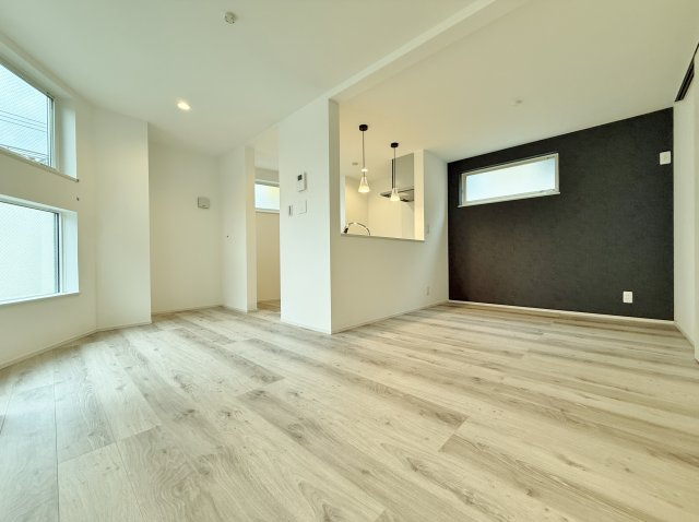 新宿区高田馬場3丁目 限定1棟の居間・リビング|通風・採光にも優れ、心地よい光と風が溢れるリビング♪♪
ご家族皆様でゆったりとお寛ぎいただけます