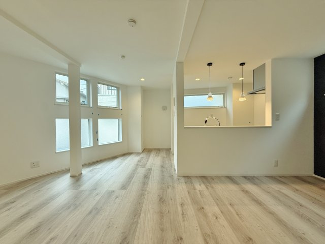 新宿区高田馬場3丁目 限定1棟の居間・リビング|永きにわたりご家族皆様の暖かな空間となるようにLDＫを2階に配置し皆が集いやすい設計にいたしました♪
