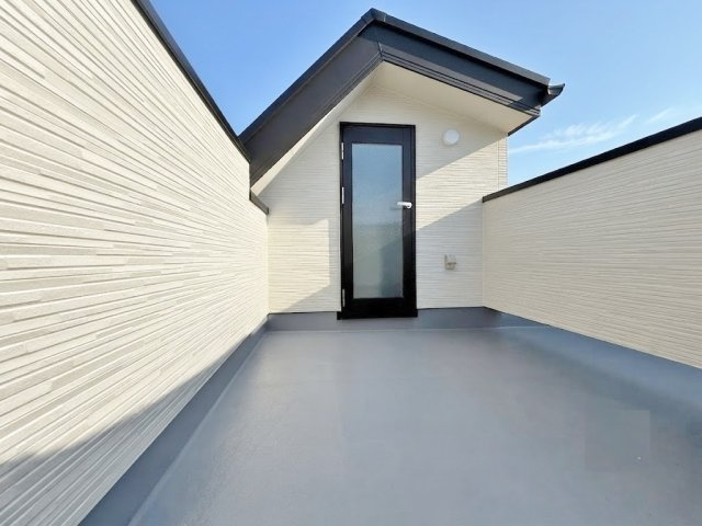 新宿区高田馬場3丁目 限定1棟のバルコニー|アクティブにもリラックスにも自由自在にお使いいただけるスカイバルコニー
都心に居ながら気持ちの良い青空が望める家♪
