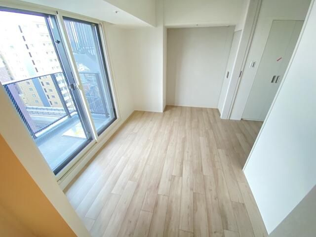 ＯＮＥ　ＲＯＯＦ　ＲＥＳＩＤＥＮＣＥ　ＮＩＳＨＩＮＩＰＰＯＲＩの居間・リビング