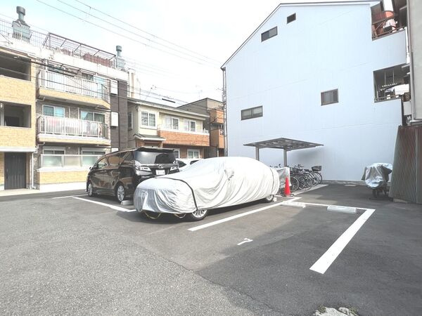 ディアコート今里の駐車場