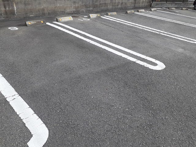アヴニールの駐車場