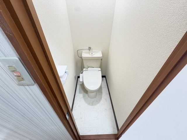 【トイレ】 | 温水洗浄便座付きのトイレです。