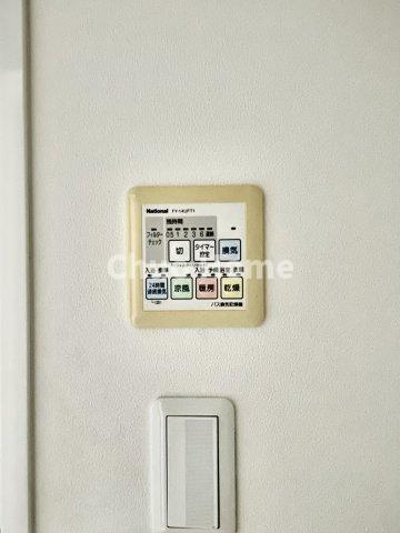 アリュージュ南千住の内装|【浴室乾燥機】暖房・冷風・換気・乾燥が可能です。毎日を快適に過ごせるうれしい機能が揃っています。雨の日の洗濯物も安心です。