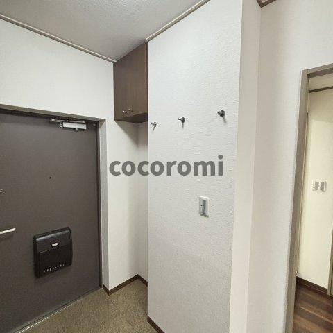 東香里野村マンションの玄関