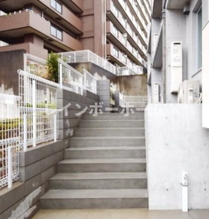 グリシュアーヴ旭町のエントランス
