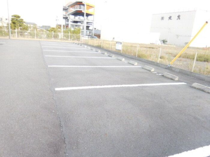 ヴィラ サンマリンの駐車場